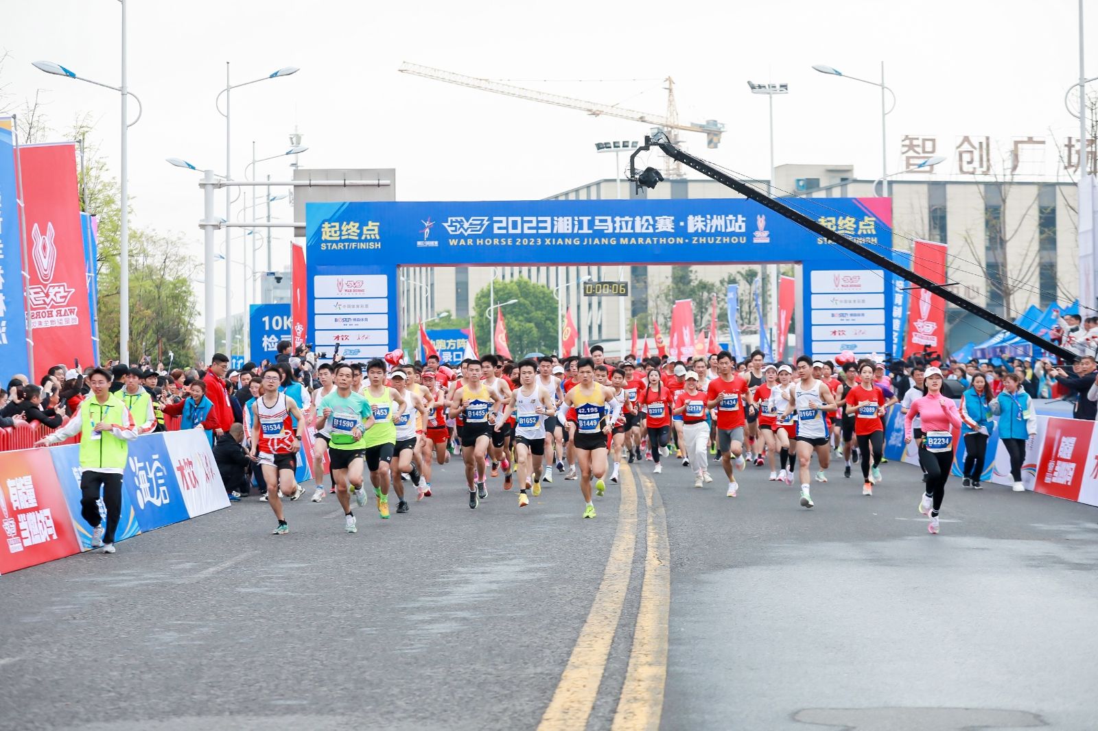 敢為人先·與湘江奔跑 ｜戰(zhàn)馬2023湘江馬拉松株洲站鳴槍起跑！